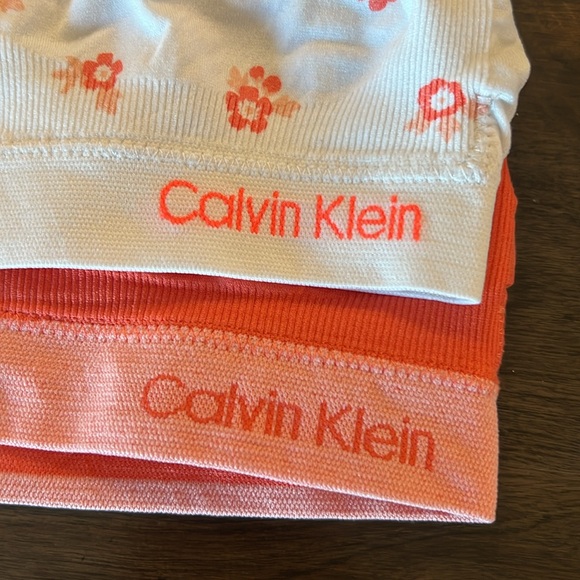 Set of 2 Calvin Klein bras girls size 7-8 - Picture 2 of 5